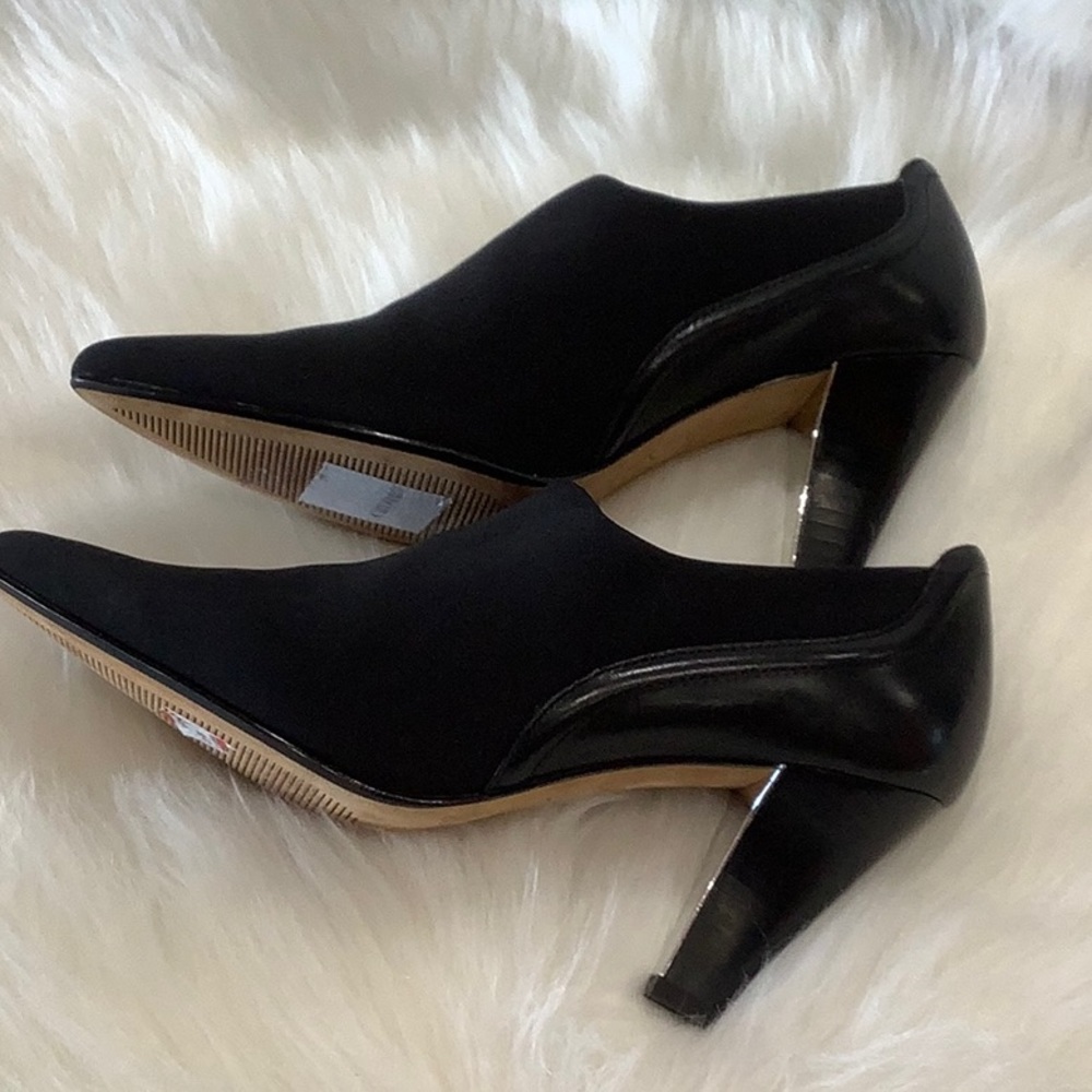NWOB Donald J Pliner
Tyra Pointed-Toe Ankle Boot